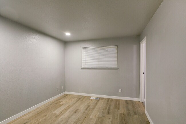 Building Photo - 1806 W 21st Ave