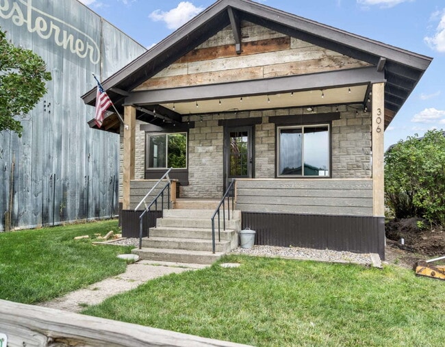 Building Photo - Gallatin Gateway Rental Just Steps from the River