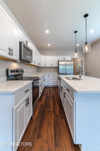 Building Photo - 619 Midlake Dr NE