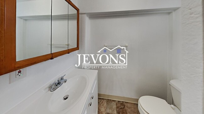 Building Photo - Two-story home in a walkable location, just minutes from Yakima Valley College, featuring long dr...