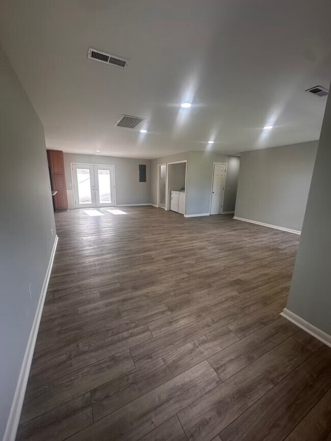 Building Photo - 113 N Crestwood Dr