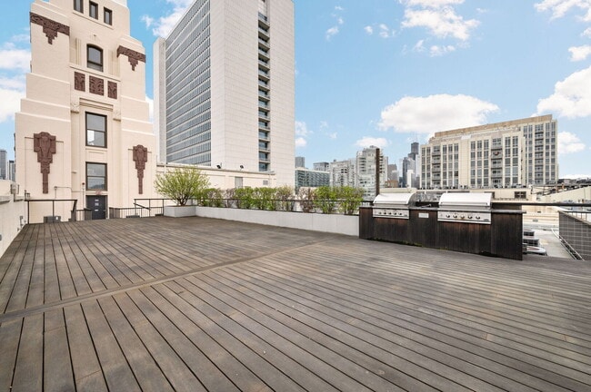 Building Photo - 758 N Larrabee St