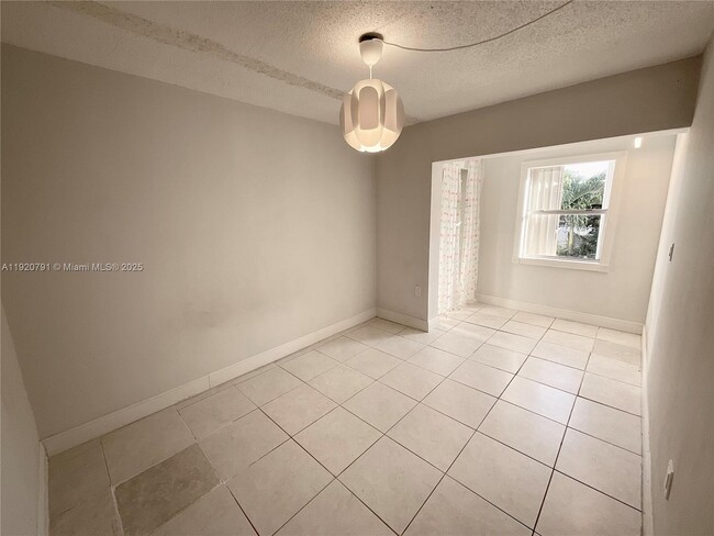 Building Photo - 936 W 79th Pl