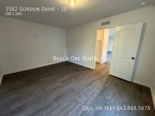 Building Photo - 3582 Gordon Dr