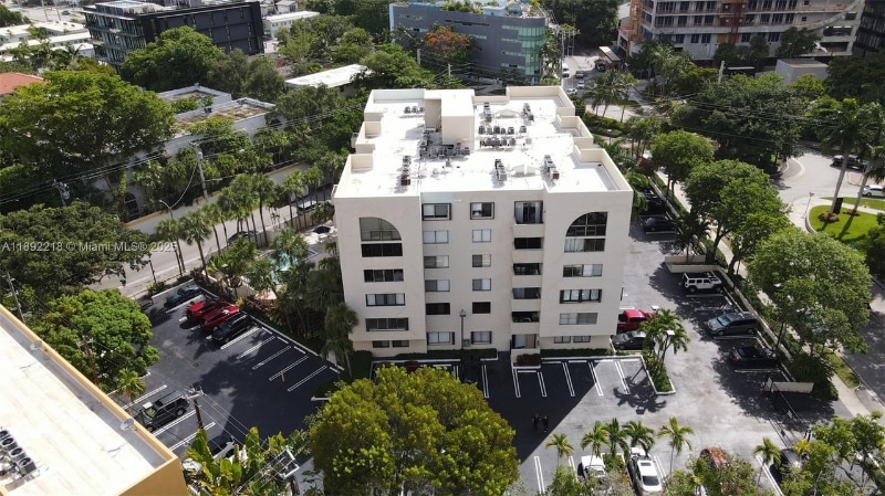 Building Photo - 2715 Tigertail Ave