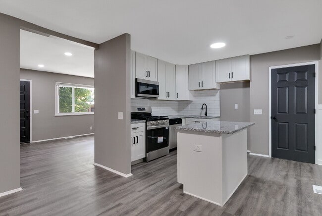 Building Photo - "Charming 4-Bed, 2-Bath Florissant Home wi...