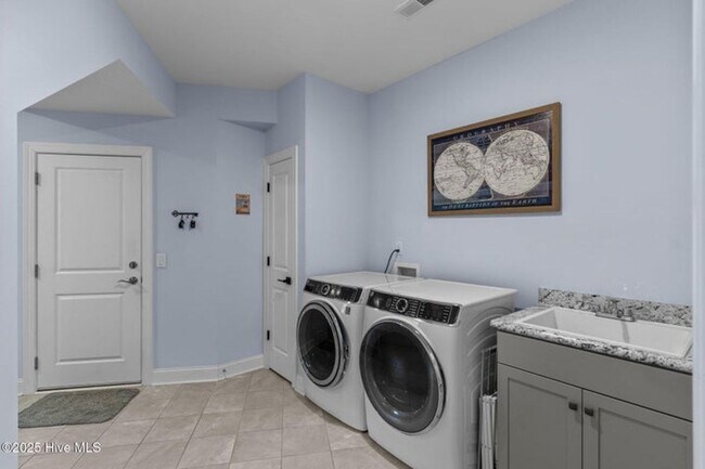 Building Photo - Welcome to this stunning 4-bedroom, 3.5-ba...