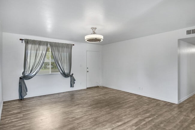 Building Photo - 5 Bedroom House Located in Tempe!