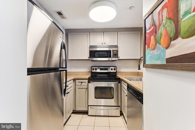 Building Photo - 1150 K St NW