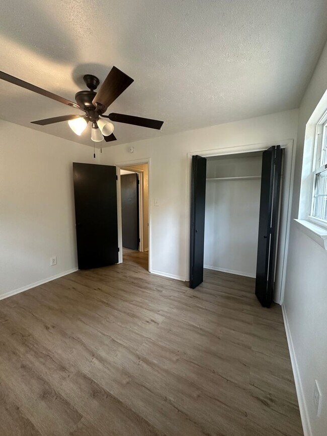 Building Photo - 6 Raleigh Cir