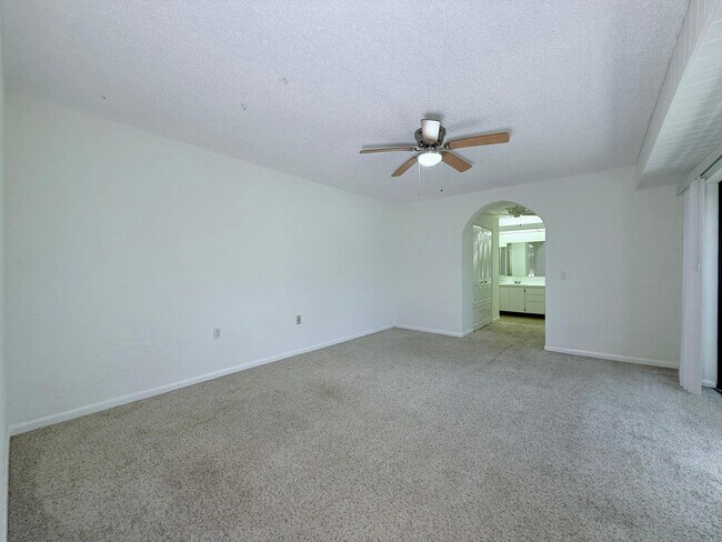 Building Photo - 710 7th Ln