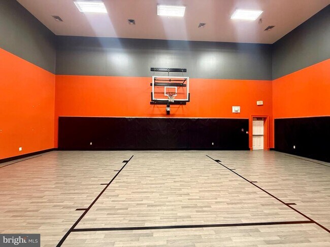 Building Photo - 4852 Eisenhower Ave