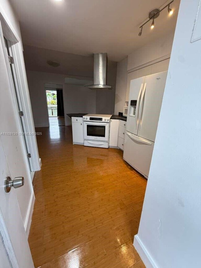 Building Photo - 2225 NE 123rd St