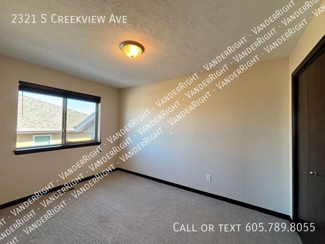 Building Photo - 2321 S CreekView Ave