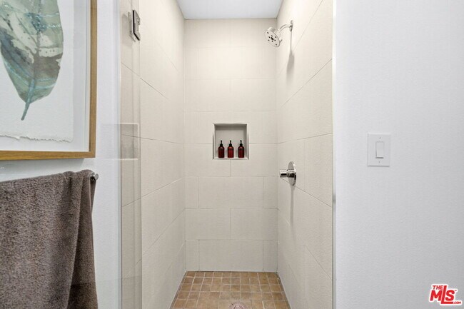 Building Photo - 5911 Saturn St