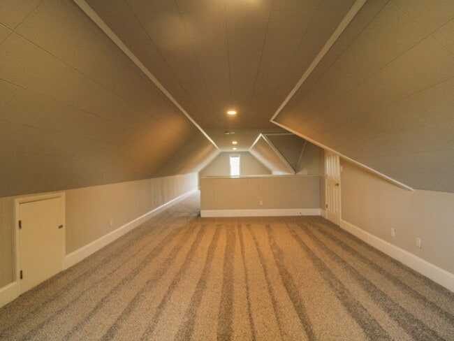 Building Photo - Spacious home!