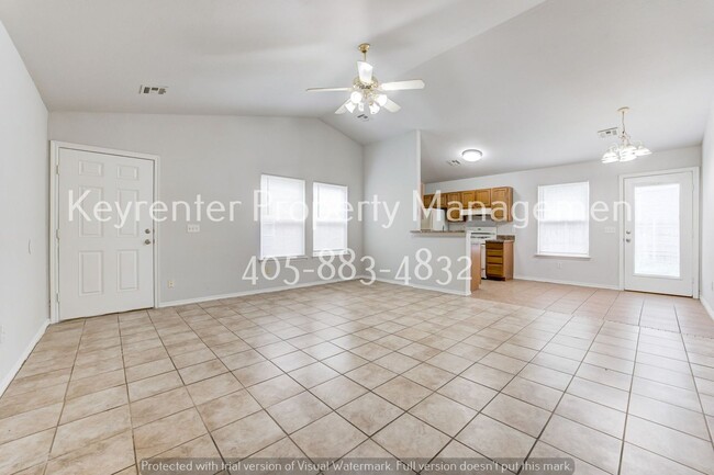 Building Photo - Cute 3BD/2BTH Duplex in Central East Norman!