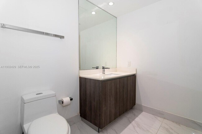 Building Photo - 801 S Miami Ave