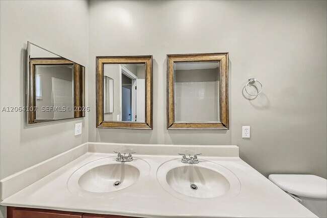Building Photo - 1250 W Magnolia Cir