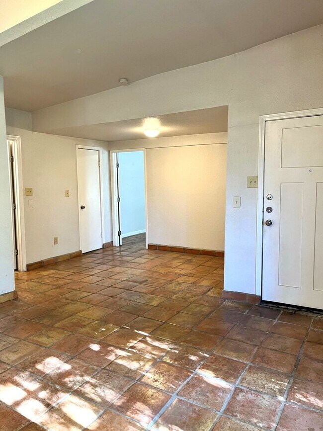 Building Photo - 4715 Howard St