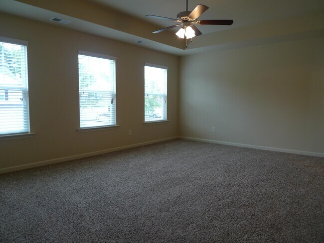 Building Photo - 3135 Englewood Dr