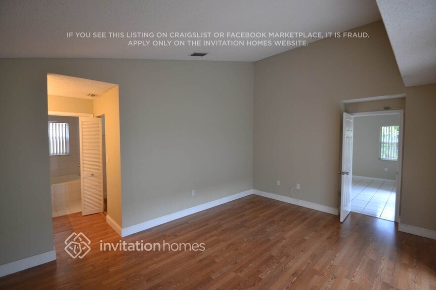 Building Photo - 9900 SW 59th Ct