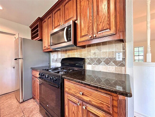 Building Photo - 902 Pyegrave Pl
