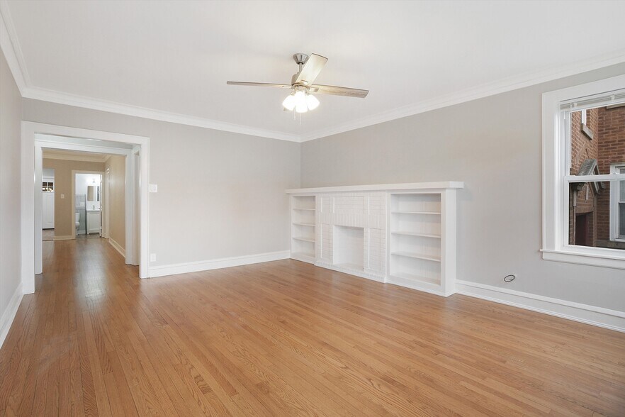 Building Photo - 5746 N Maplewood Ave