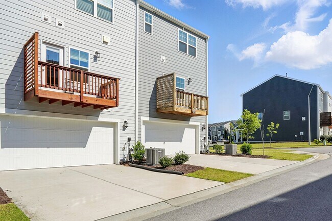 Building Photo - GREAT END UNIT IN CARY! Come see it today!