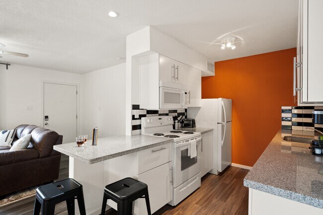 Building Photo - Charming 2-Bed Garden Apartment in Serene ...