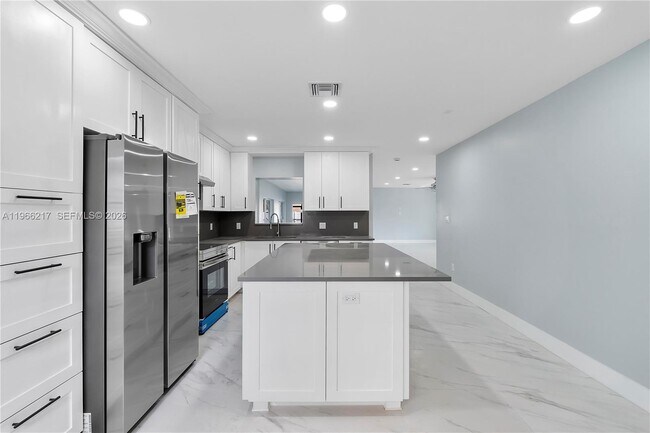 Building Photo - 4725 NW 5th Ct