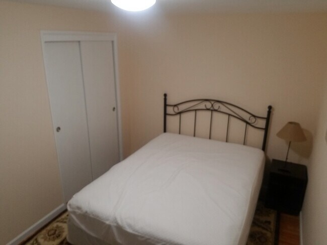 Building Photo - FURNISHED- 3 bed 2 bath single car detached garage, large lot Lawn care included