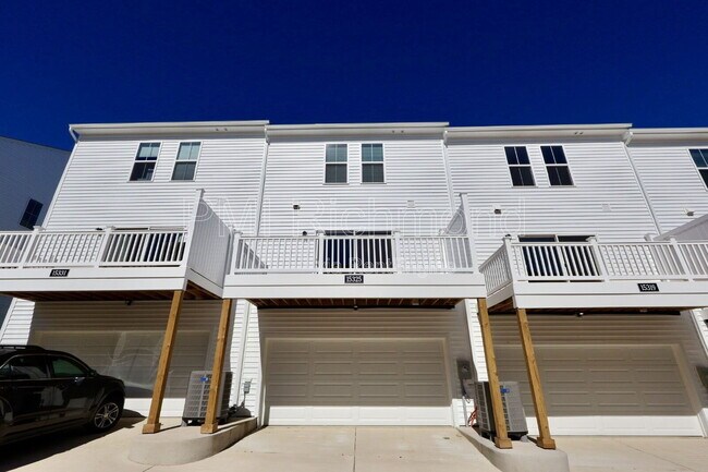 Building Photo - 15325 Sunray Wy