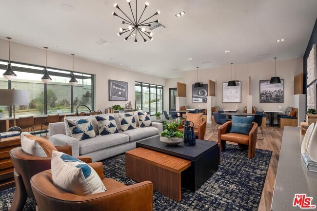 Building Photo - 201 N La Brea Ave