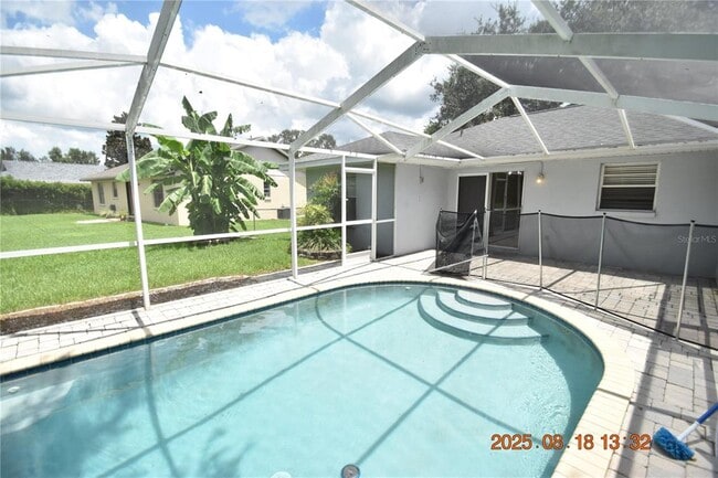 Building Photo - 38927 Carr Dr