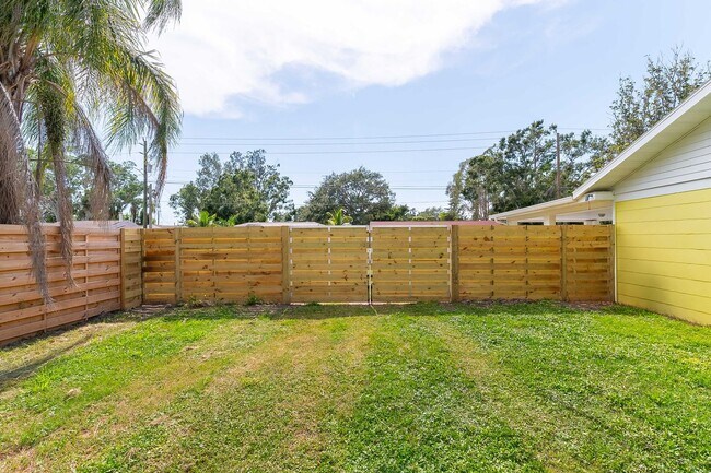 Building Photo - Spacious, Pet Friendly, 2 Bed Home with La...