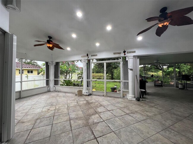 Building Photo - 7400 SW 37 Ct