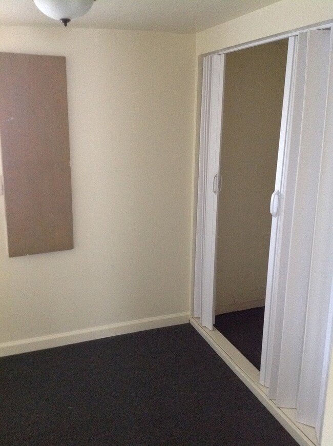 Building Photo - Single Family Home 4 Bed 2 Full Baths