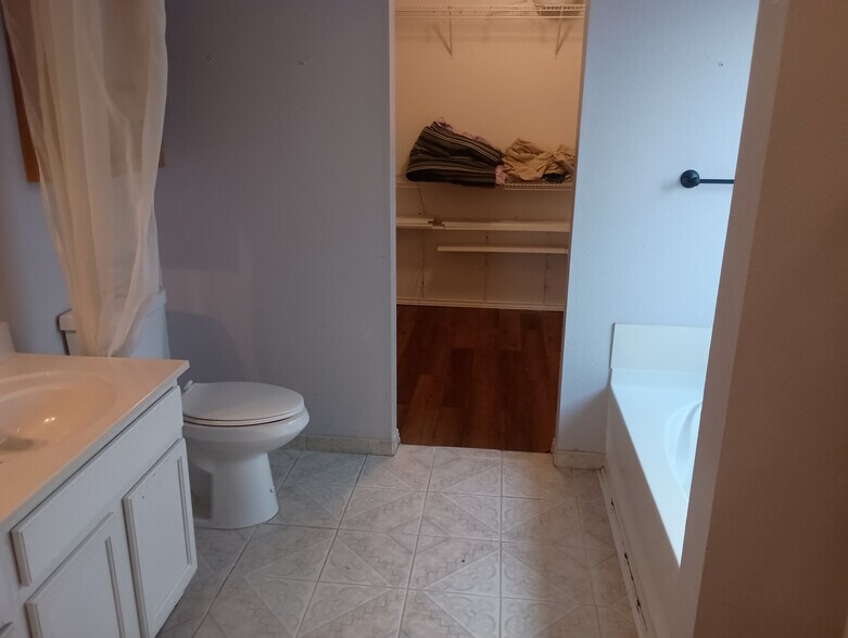 Building Photo - Room in House on Mallow Grove