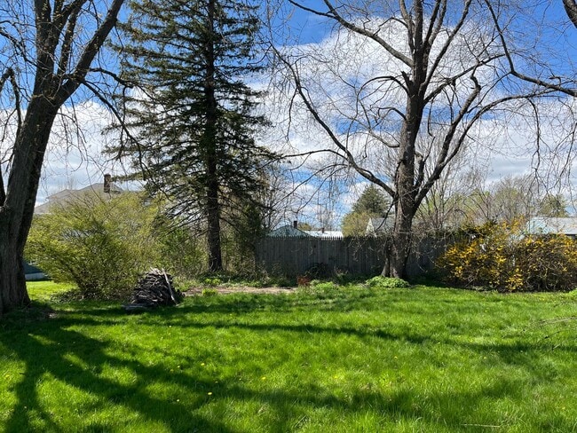 Building Photo - Three Bedroom Cape for Rent in Great Portland Neighborhood!