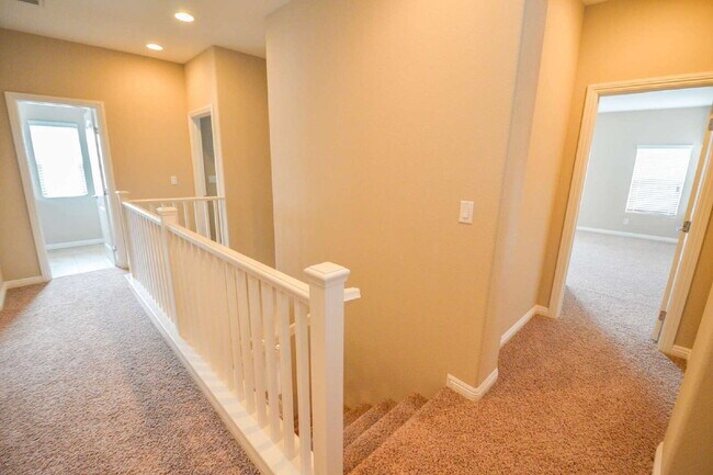 Building Photo - "Spacious 4-Bedroom Retreat with 2.5 Baths in Vibrant Las Vegas Locale!"