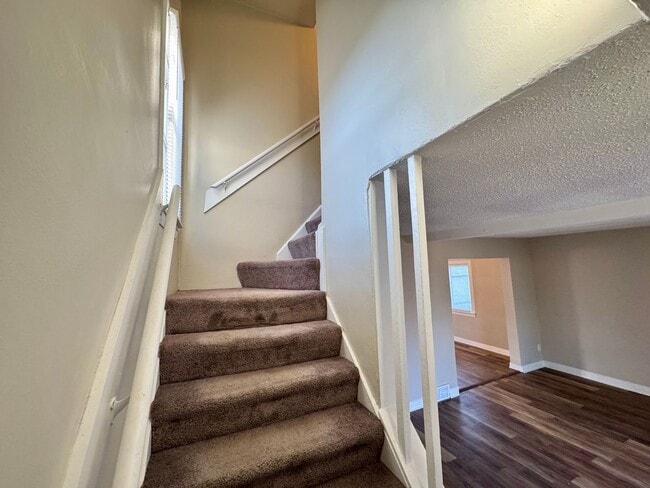 Building Photo - Beautiful 3 bedroom, 1 bath single family home with large fenced yard/ Garage /Central AC / Appli...