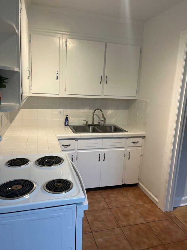 Building Photo - Quaint apartment in convenient location