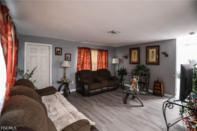 Building Photo - 2406 Linhart Ave