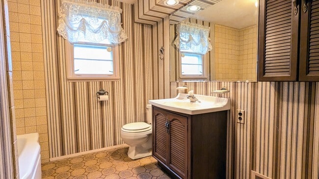 Building Photo - 917 S Summit St