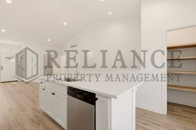 Building Photo - 5240 N Pinecrest Ct
