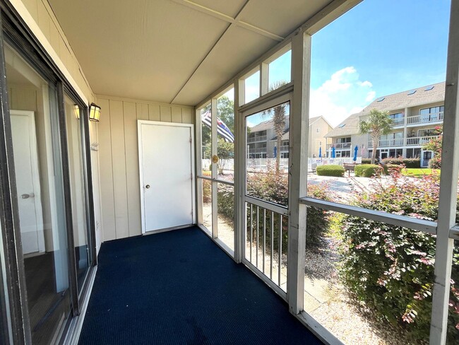 Building Photo - First Floor, 2 Bed, 2 Bath Condo in Surfsi...