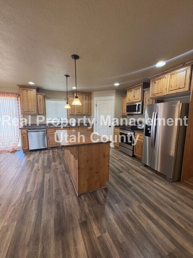 Building Photo - 2083 N Raspberry Dr