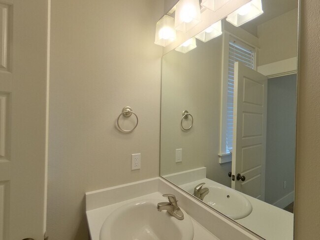 Building Photo - Lovely Remodeled 5 Bedroom Home