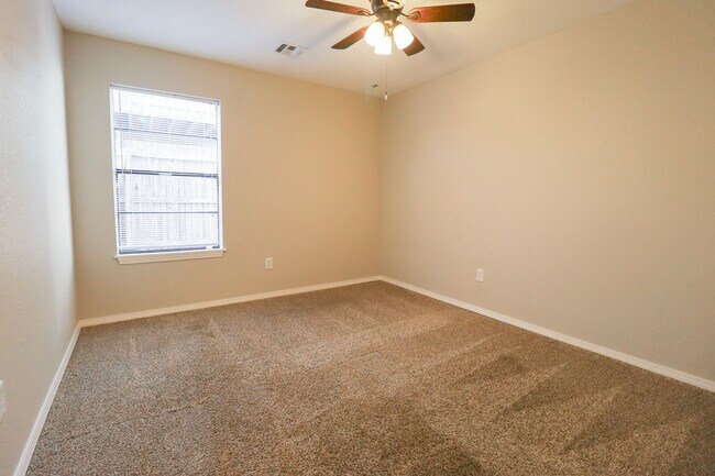 Building Photo - This Beautiful Home by Hunter Park is Wait...